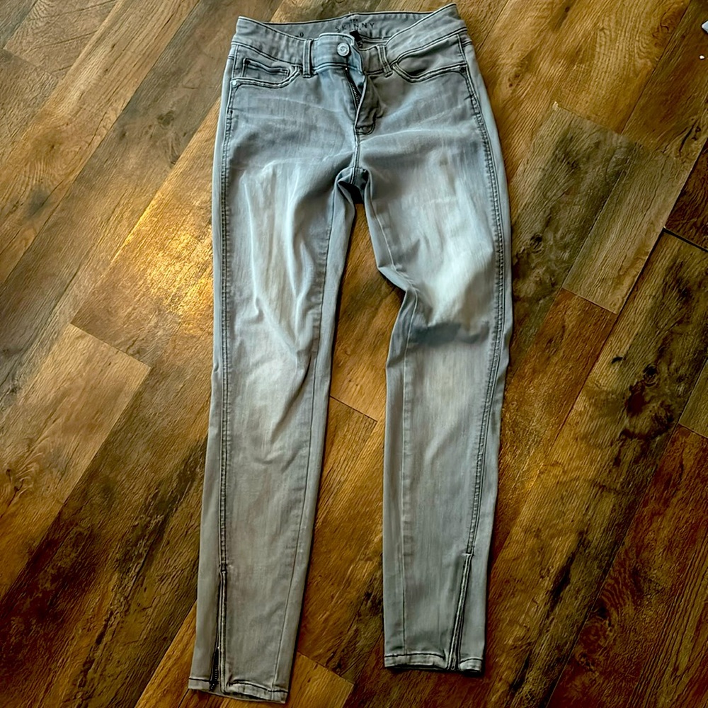 selling because don’t fit anymore. skinny gray jeans. no rips. the skinny ankle.